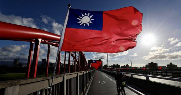 Taiwan, forze navali e aeree cinesi intorno all’isola: “Risposta ai segnali sbagliati inviati dalla delegazione Usa”