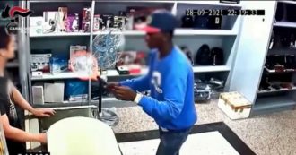 Copertina di Tenta una rapina in un negozio e colpisce con una racchetta il volto del titolare. Poi il proprietario lo chiude nell’esercizio – Video