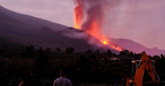Copertina di Canarie, sospesi i voli a La Palma per accumulo di cenere. La lava del vulcano Cumbre brucia vigneti e campi di banane