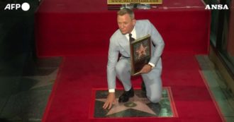 Copertina di Daniel Craig riceve la stella sulla Walk Of Fame di Hollywood: l’attore di James Bond onorato sulla via delle star – Video