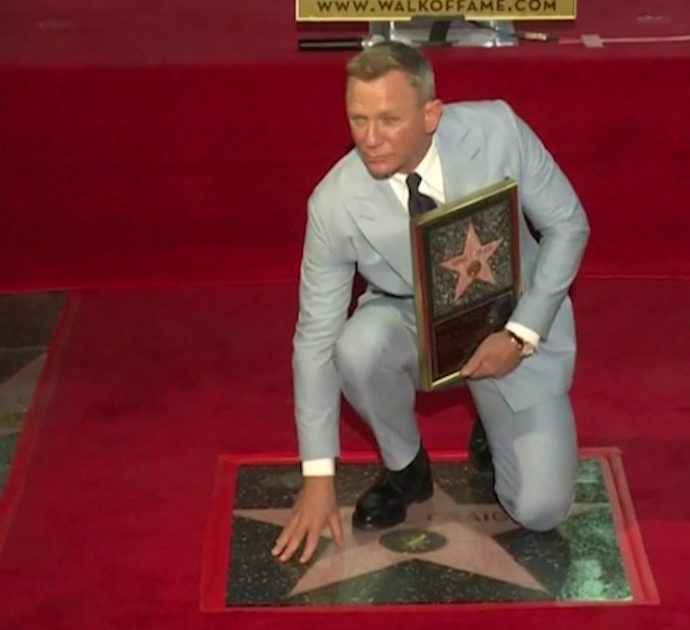 Daniel Craig riceve la stella sulla Walk Of Fame di Hollywood: l’attore di James Bond onorato sulla via delle star – Video