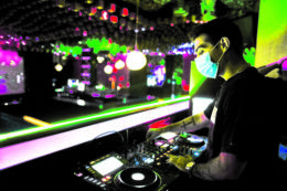 Copertina di “Molestate in discoteca poi picchiate dalla polizia invece di essere aiutate”. Il racconto di un gruppo di turiste fiorentine a Valencia