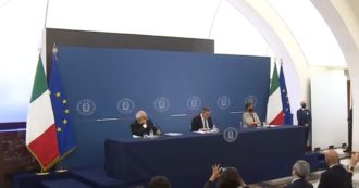 Copertina di Scuola, la conferenza stampa del premier Draghi con i ministri Messa e Bianchi dopo la prima cabina di regia sul PNRR