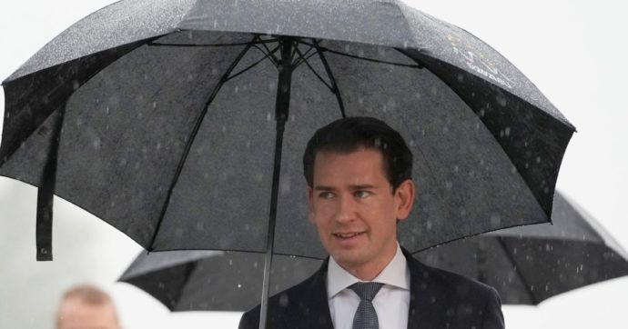 Austria, premier indagato: “Favorì la corruzione”