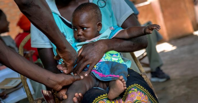 Copertina di La svolta dell’Oms: via libera al primo vaccino. Ok a uso di massa in Africa