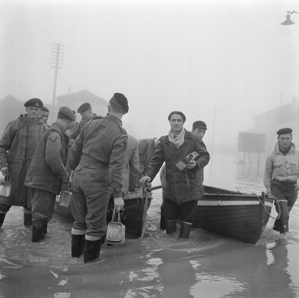 Il fotoreporter Tino Petrelli con la sua macchina fotografica durante l’alluvione del Polesine a Corbola 20 novembre 1951