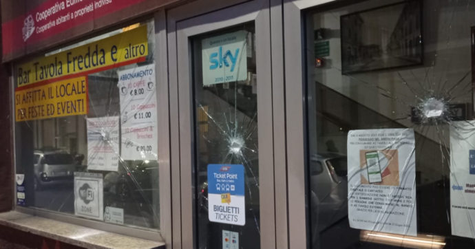 Milano, atti vandalici al quartiere Ortica: prese a sassate le vetrine dei circoli Anpi e Pd