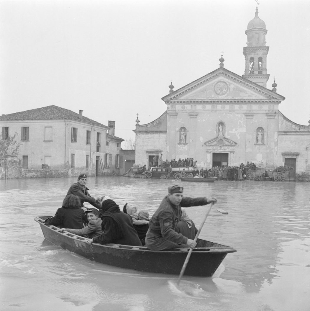 Soccorsi agli alluvionati a Grignano Polesine 17 novembre 1951
