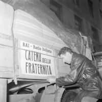 Ultimi preparativi per la partenza della colonna della Catena della Fraternità, trasmissione radiofonica della RAI, 20 novembre 1951 
©Archivio Publifoto Intesa Sanpaolo