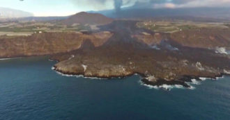 Copertina di La Palma, la lava del vulcano Cumbre Vieja si tuffa nell’oceano e forma un delta – Video