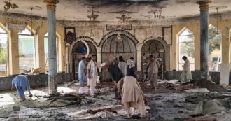Copertina di Afghanistan, nuovo attentato in una moschea a Kunduz: kamikaze uccide almeno 100 persone e ne ferisce 140. L’Isis rivendica