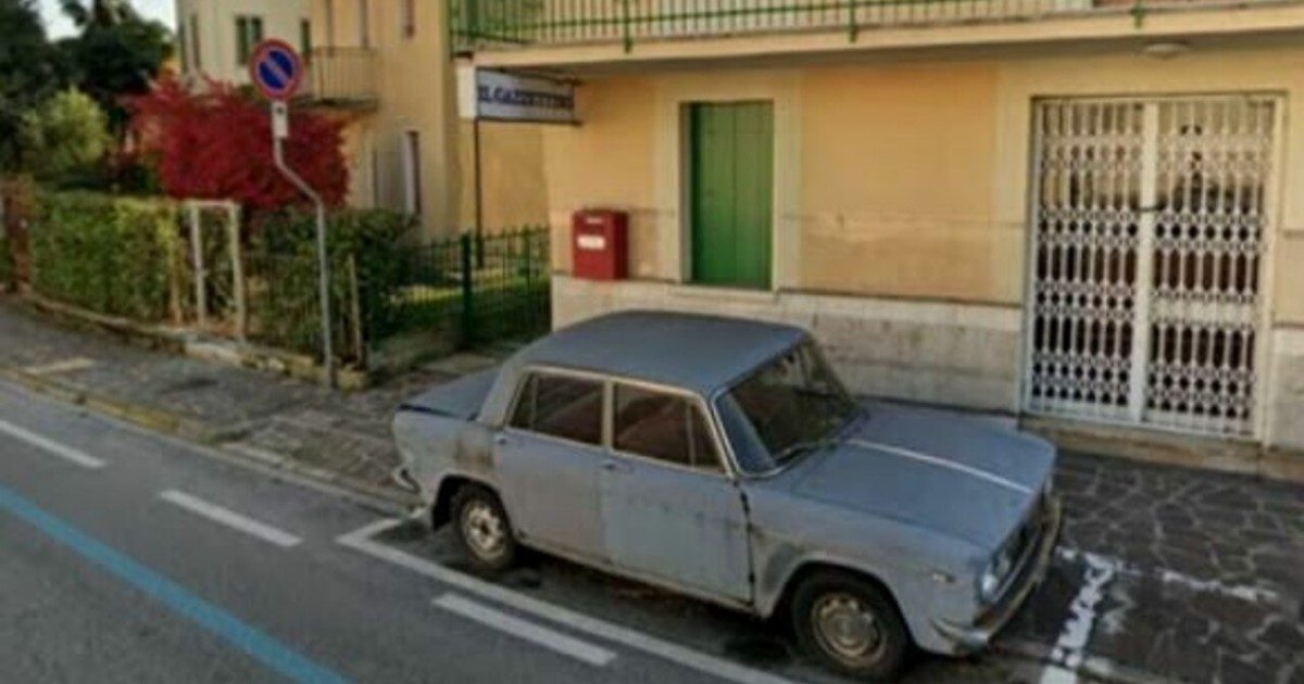 Conegliano, una Lancia Fulvia parcheggiata in strada da 47 anni. Luca Zaia: “É lì da quando andavo ancora a scuola”