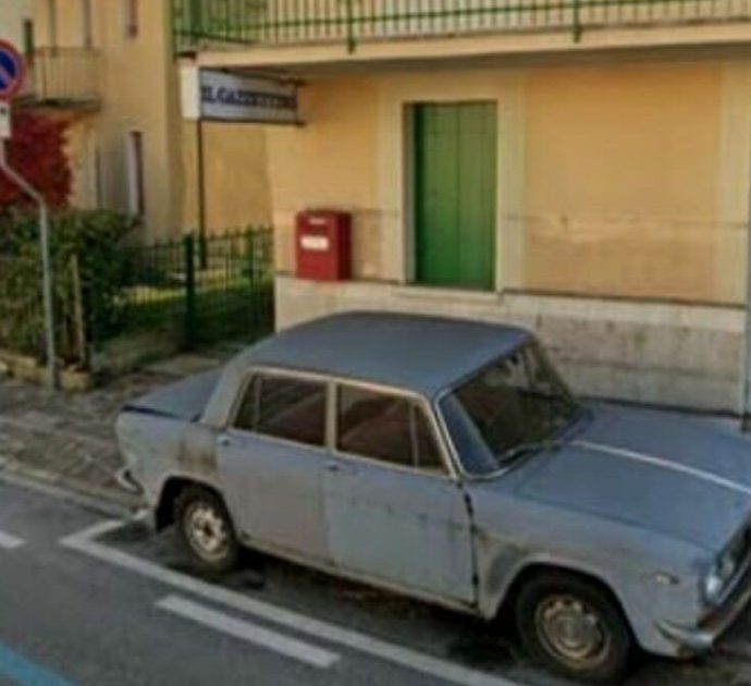 Conegliano, una Lancia Fulvia parcheggiata in strada da 47 anni. Luca Zaia: “É lì da quando andavo ancora a scuola”