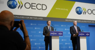 Tassa minima globale, i paesi Ocse firmano l’accordo al ribasso con aliquota non oltre il 15%. Von der Leyen: “Momento storico”