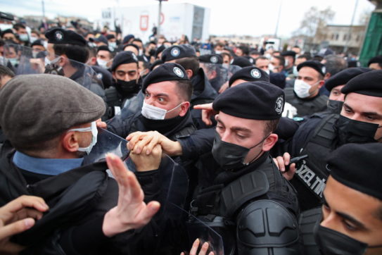 Dopo la nomina del rettore (fedele e senza titoli) Erdogan fa arrestare gli studenti che protestano