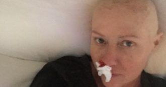 Copertina di Shannen Doherty pubblica alcune foto scioccanti a letto: “Questo è il cancro. È tutto carino? No, ma è veritiero”