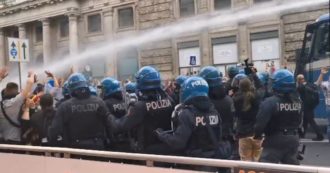 Copertina di Roma, manifestanti No green pass verso Palazzo Chigi: la polizia li disperde con l’idrante. Il video