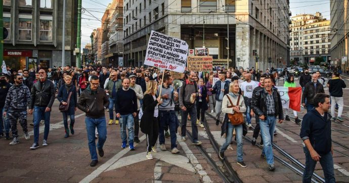 Manifestazione no green pass a Milano, corteo e tensioni con la polizia: 4 persone fermate e un poliziotto ferito