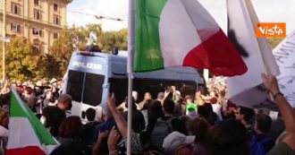 Copertina di No Green pass a Roma, i manifestanti assaltano e cercano di ribaltare la camionetta della Polizia: il video