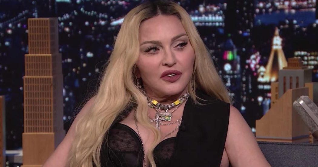 Madonna e il lancio delle mutandine: “Non ce l’ho fatta, sono gay”