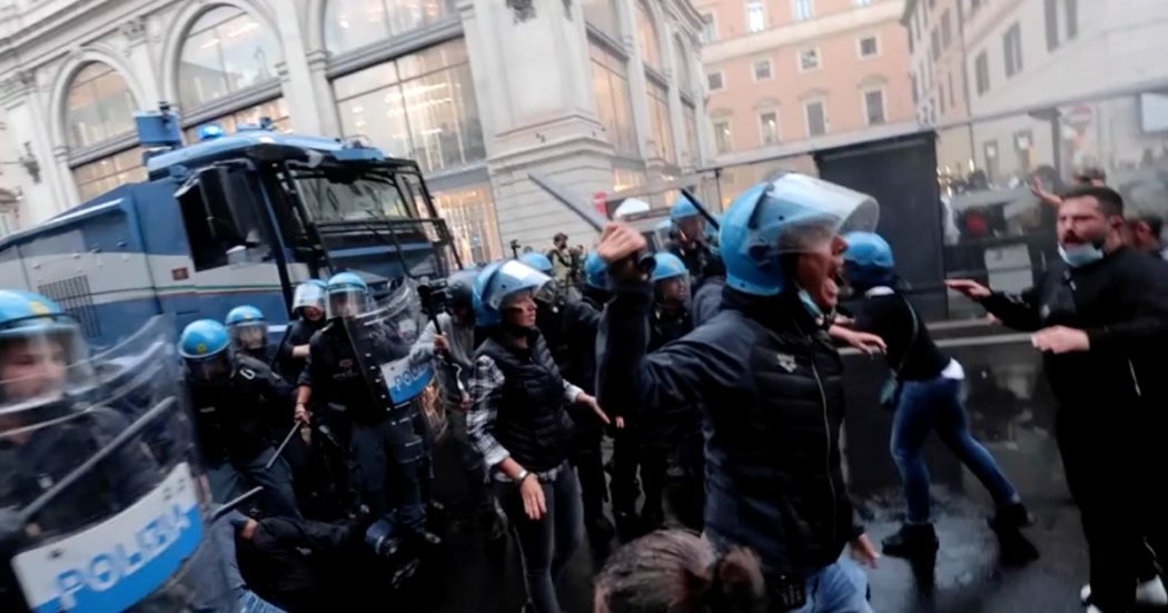 Roma, scontri e cariche della polizia al corteo No Green pass. Scene da guerriglia urbana fino a tarda ora: 4 arrestati