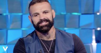 Copertina di Alessio Sakara: “Ho aperto la porta mi sono trovato davanti quattro persone armate”