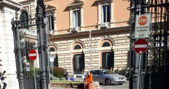 Roma, in trenta assaltano e devastano il pronto soccorso dell’Umberto I: “Volevano liberare un manifestante ferito e in stato di fermo”