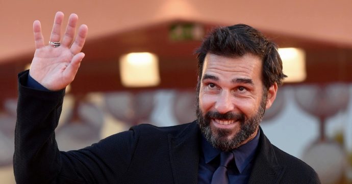 “Era ora”: Leo torna sul set e la Nicchiarelli si vota alla Santa