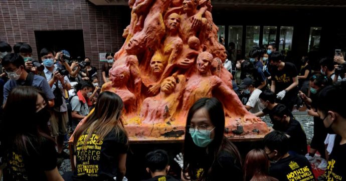 Damnatio memoriae: via dall’università la statua di Tienanmen