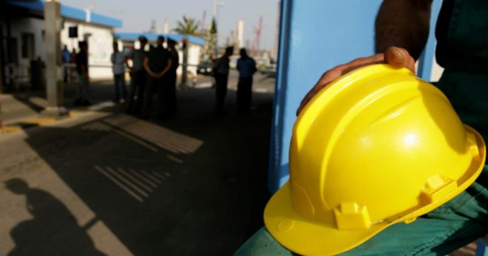 Benevento, cade da piattaforma: muore un operaio