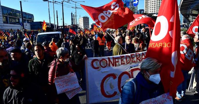 Sciopero generale, cortei in tutta Italia: la protesta da Roma a Milano e Torino. Circa 1000 Si Cobas bloccano magazzino Amazon a Piacenza