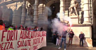 Copertina di Sciopero generale a Torino, lancio di uova contro le forze dell’ordine sotto il Comune – Video