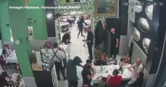 Copertina di Napoli, rapinatori entrano in un ristorante e puntano le armi contro famiglie e bambini: il video delle telecamere di sorveglianza