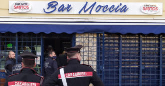 Copertina di Roma, rimossa l’insegna del Bar Moccia: era il quartier generale dell’omonimo clan a Tor Bella Monaca