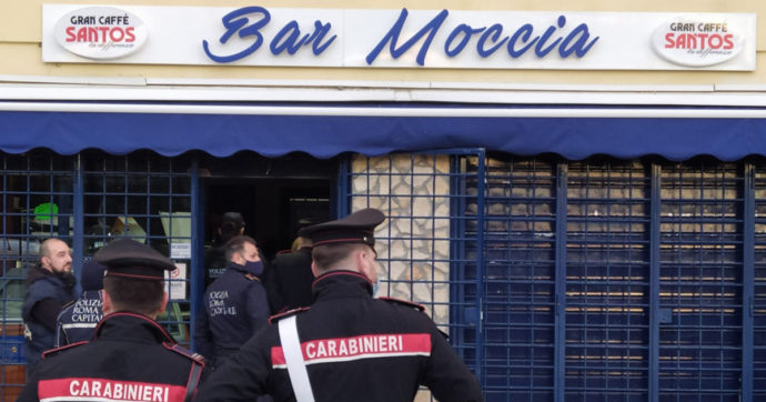 Roma, rimossa l’insegna del Bar Moccia: era il quartier generale dell’omonimo clan a Tor Bella Monaca