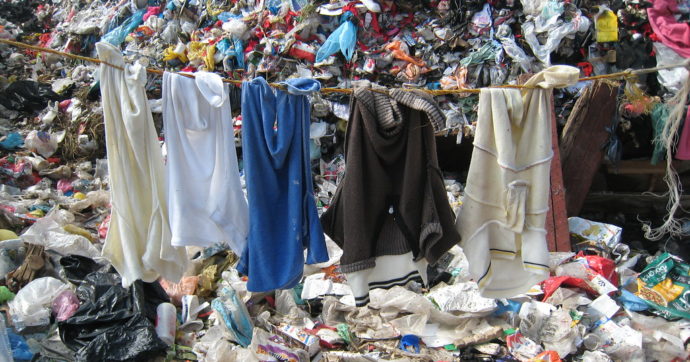 Copertina di Tra sprechi e fibre di plastica: quanto inquina l’industria della moda. E la svolta sostenibile?
