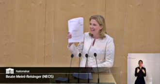 Copertina di Austria, deputata consegna il fascicolo dell’inchiesta su Kurz al neo cancelliere Schallenberg. Lui lo getta a terra, poi si scusa