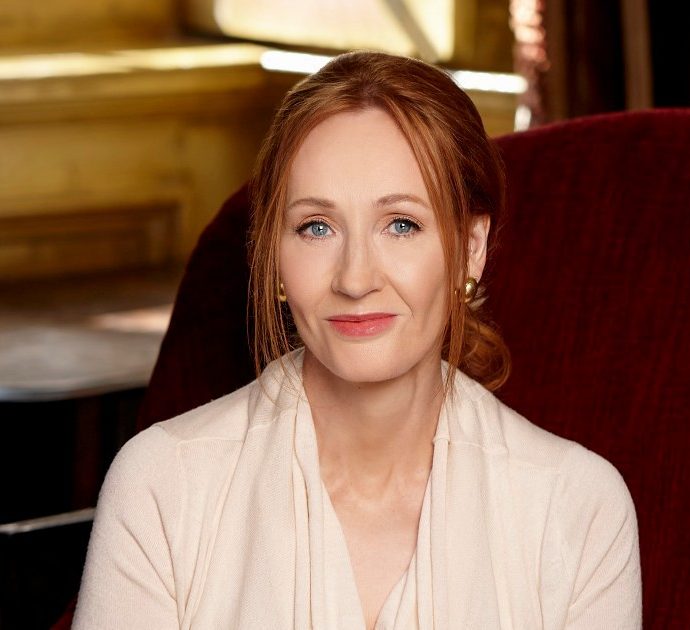 J.K. Rowling tuona: “Quell’assassino trans non è una donna. Questi non sono i nostri crimini”