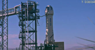 Copertina di Blue Origin, il capitano Kirk di Star Trek decolla a bordo del razzo di Jeff Bezos: è la persona più anziana a volare nello spazio – Video