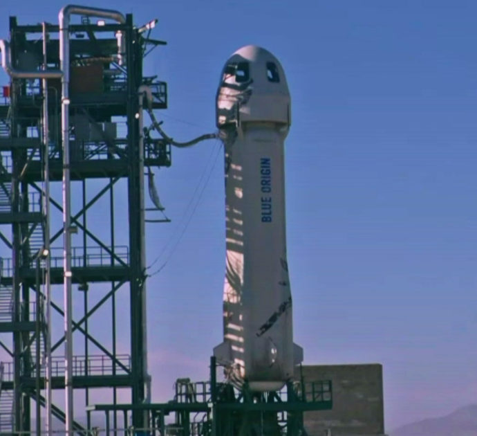 Blue Origin, il capitano Kirk di Star Trek decolla a bordo del razzo di Jeff Bezos: è la persona più anziana a volare nello spazio – Video