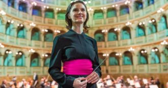 Copertina di Oksana Lyniv è la prima donna alla guida di una fondazione lirico-sinfonica: sarà la direttrice del Teatro Comunale di Bologna. Ecco chi è