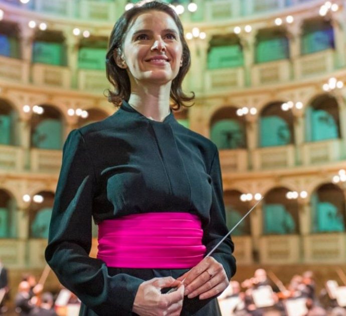 Oksana Lyniv è la prima donna alla guida di una fondazione lirico-sinfonica: sarà la direttrice del Teatro Comunale di Bologna. Ecco chi è