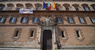 Sicilia, il convegno organizzato in Assemblea regionale da chi paragona il green pass al nazismo: tra gli ospiti anche un assessore