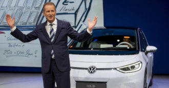 Copertina di Diess (gruppo Volkswagen): “Via 30mila dipendenti solo in Germania come effetto del passaggio all’auto elettrica”