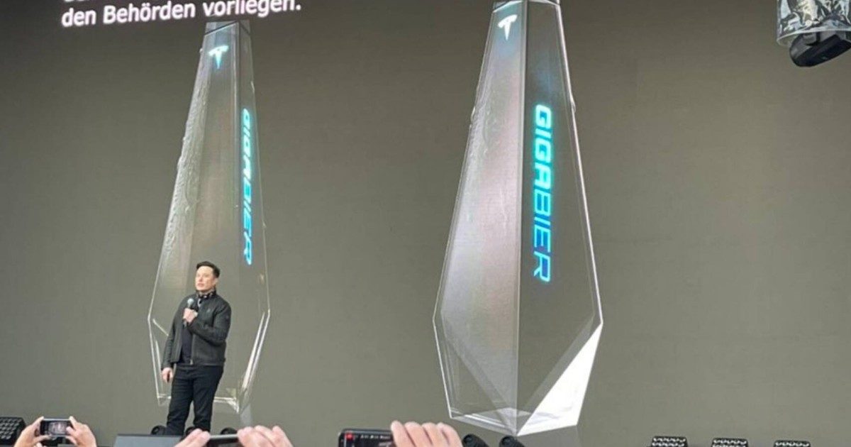 Elon Musk lancia la Gigabier, la birra di Tesla con la bottiglia ispirata al nuovo pick-up futuristico: ecco tutti i dettagli