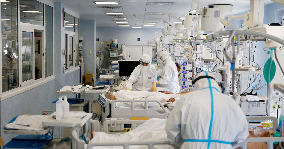 Covid, il matematico Sebastiani (Cnr): “Prevista discesa dei casi. Ma tra saldi, scuole e Omicron in un mese supereremo le soglie da zona rossa”