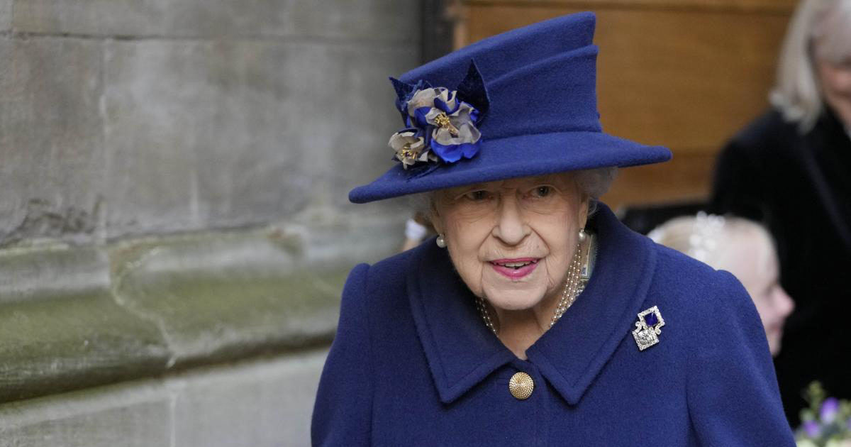 La Regina Elisabetta per la prima volta si mostra in pubblico con il bastone – FOTO