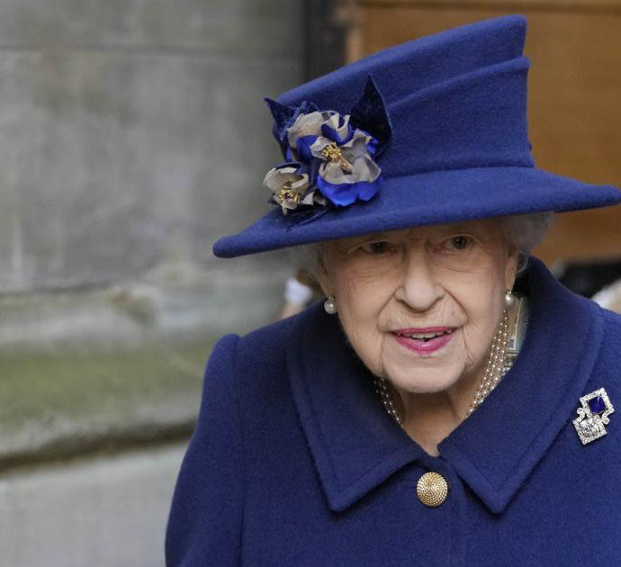 La Regina Elisabetta per la prima volta si mostra in pubblico con il bastone – FOTO