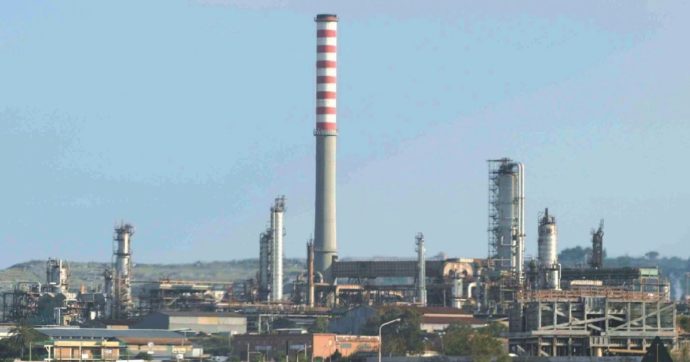 Gela, sequestrata la raffineria Eni: “Acque fortemente inquinate, bonifica non eseguita”
