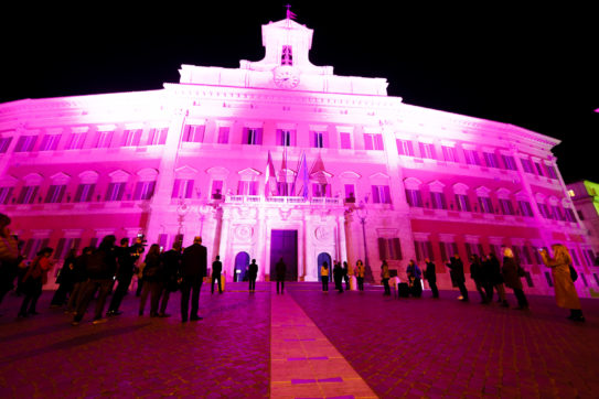 Ottobre rosa, il mese della prevenzione contro il tumore al seno: tutti gli eventi e le campagne di screening